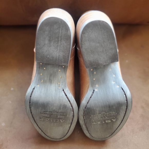 COWGIRL BOOTS by Ariat with Side Zipper. Size 8. - Picture 3 of 9